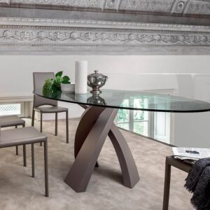 Az Eliseo asztal kör, ellipszis, ovális, téglalap alakú vagy enyhén hullámos oldalú téglalap alakú asztallappal is kapható.