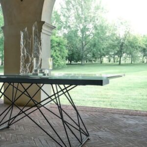 A Building asztal innovatív dizájnját a vasbeton-készítéshez használt vasrudakból készült talapzata adja.
