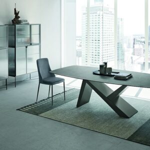 Az Ikarus asztal kortárs dizájnja nem való minden környezetbe, de ez több egyedi megjelenésű bútorról is elmondható.