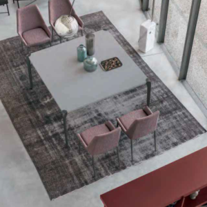 A Sinua asztal a téglalap alakú asztallapon kívül négyzet alakúval is kapható, így az étkezőasztal akár más helyiségekben is használható.