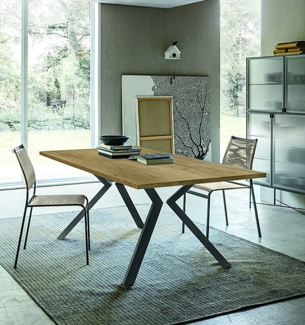 A Zoe asztal egy olyan modern és magával ragadó kialakítású asztal