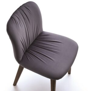 Az Effie szék puhaságát vastag hát- és ülőpárnája adják, melyek ívelt formájukkal nagyon jól illeszkednek testünk vonalaihoz, ezáltal is nagyon kényelmessé téve a széket.