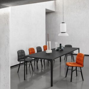 Az Armando asztal lábainak elhelyezkedése lehetővé teszik, hogy kényelmesen leülhessünk az asztalhoz - Montegrappa Mobili