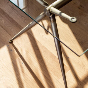 A Brioso asztal lábait összekötő fémcső strapabíróságot ad.