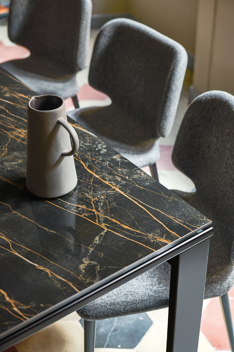 Marcopolo asztal festett acél szerkezettel kristálykerámia asztallappal részlet MIDJ olasz gyártó