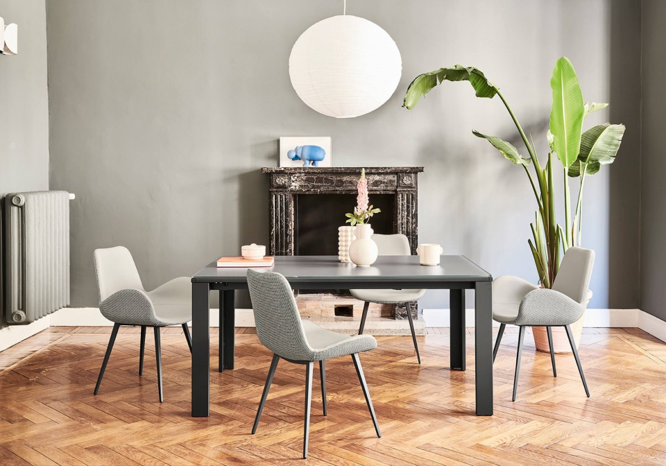 Marcopolo asztal tökéletesen ötvözi a kifinomult esztétikát és elegáns