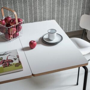 A fix vagy kihúzható Master asztal letisztult és egyszerű vonalvezetésével tűnik ki környezetéből.